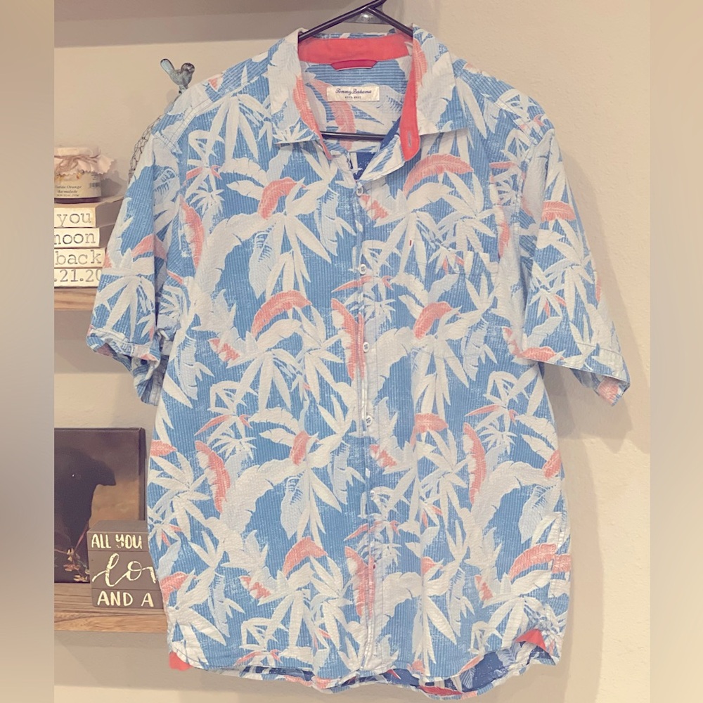 Tommy Bahama short sleeve button down shirt, Large, Floral pattern light blue